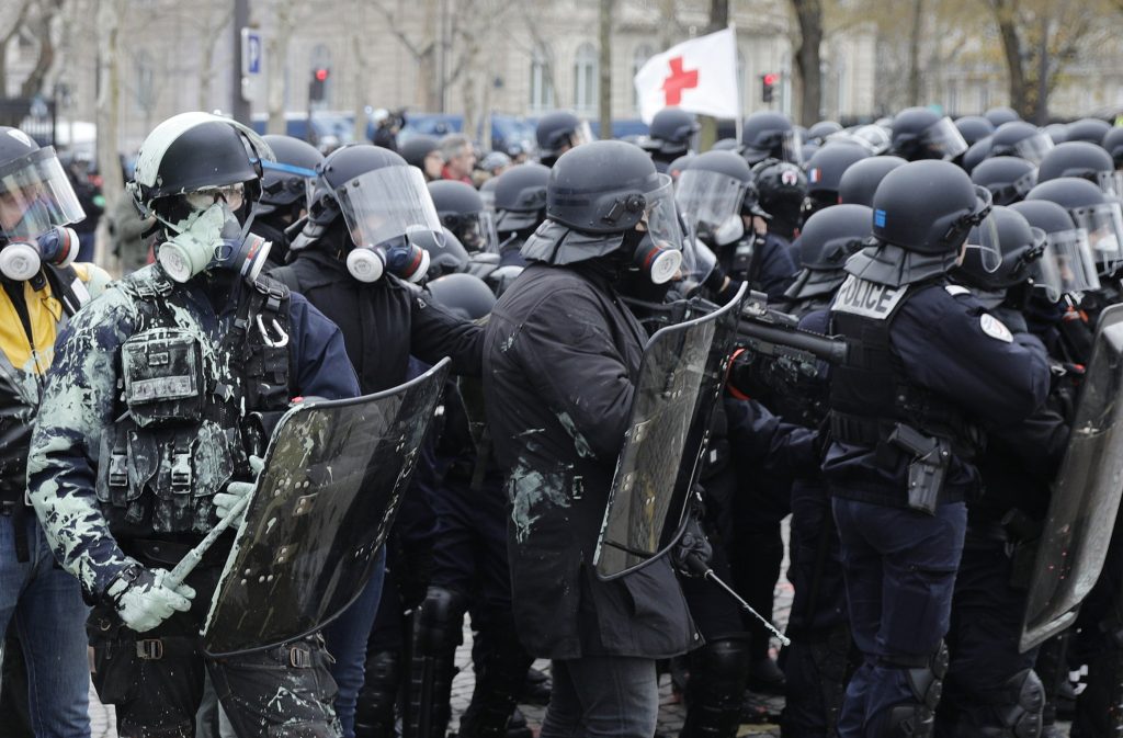 Γαλλία: Το καπνογόνο της αστυνομίας πήγαινε για τους διαδηλωτές και κατέληξε στους… φωτογράφους! (βίντεο)