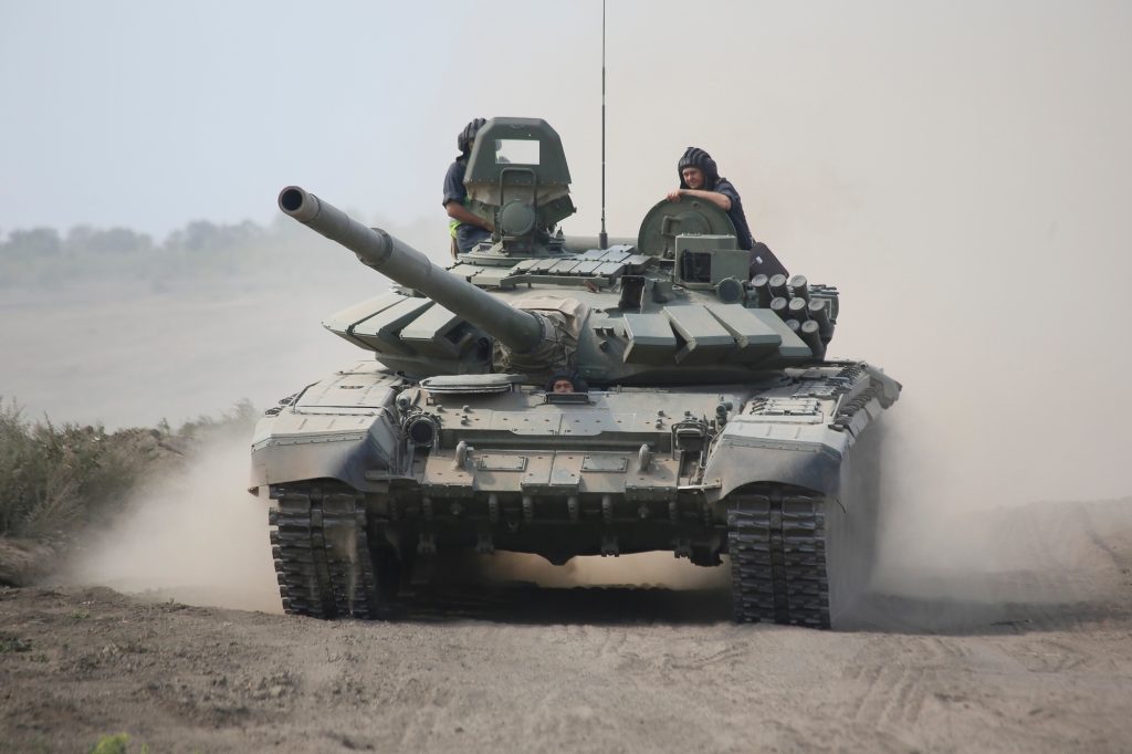 Ρωσικό άρμα μάχης T-72 δέχεται απευθείας πλήγμα χωρίς το πλήρωμά του να πάθει το παραμικρό!
