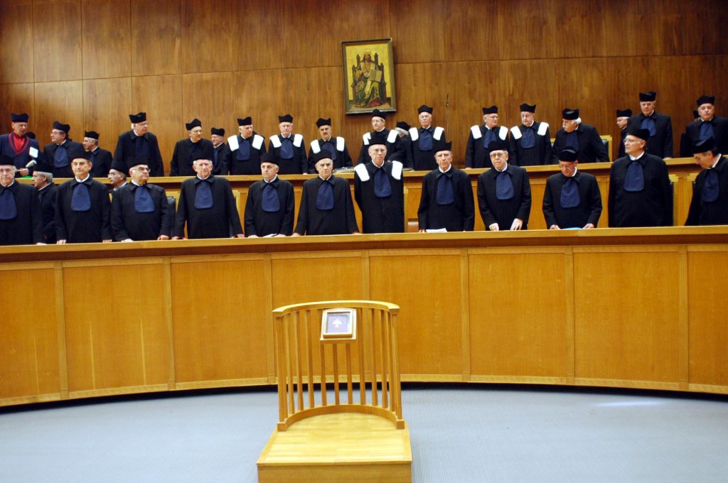 Συντονισμένη επίθεση κατά του αντιπροέδρου του Αρείου Πάγου από συνταγματολόγους: Ζήτησαν μέχρι και την αυτοεξαίρεσή του