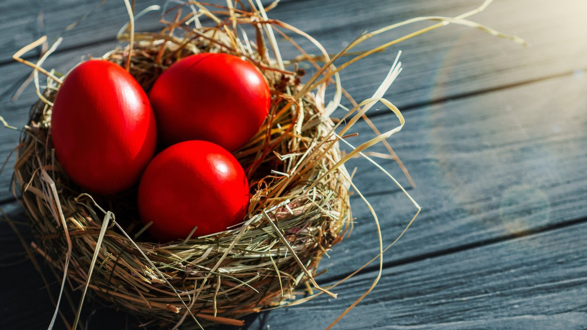 Πότε βάφουμε τα πασχαλινά αυγά; – Οι μύθοι γύρω από τη «γέννηση» του εθίμου