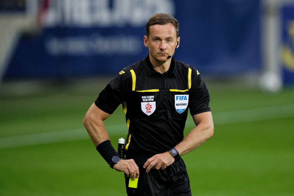 Παρωδία: Μεθυσμένοι έφτασαν στην Αθήνα οι Πολωνοί διαιτητές του αγώνα ΑΕΚ-Άρης – Προπηλάκισαν Έλληνες ταξιδιώτες στο «Ελ. Βενιζέλος» (upd)