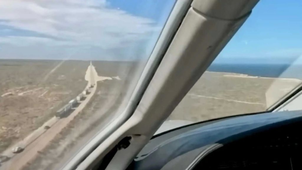 Αεροπλάνο προσγειώθηκε σε αυτοκινητόδρομο για να σώσει τραυματία τροχαίου (βίντεο)