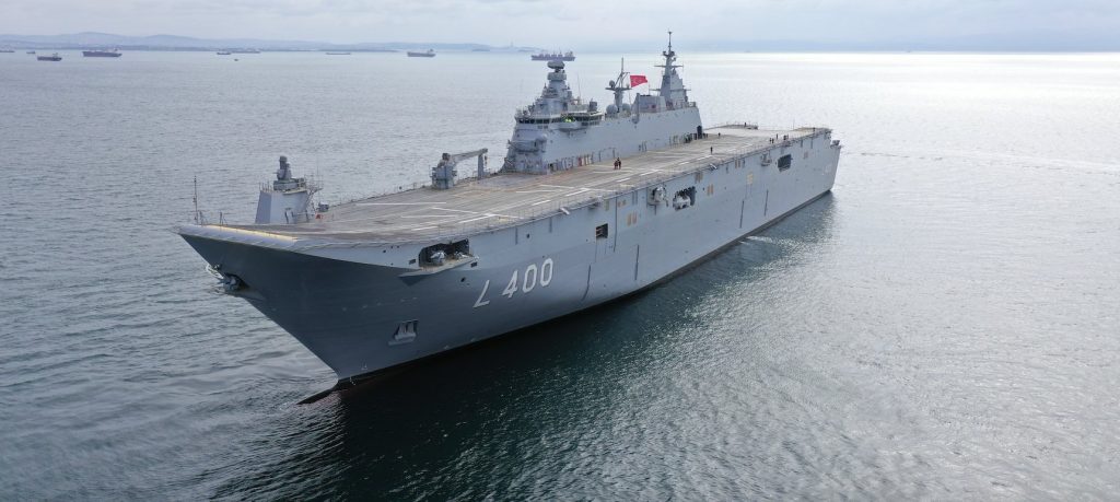TCG ANADOLU: Παραδίδεται αύριο επίσημα στο τουρκικό Ναυτικό το νέο αεροπλανοφόρο – Άγκυρα: «Μοιραζόμαστε το Αιγαίο με την Ελλάδα»
