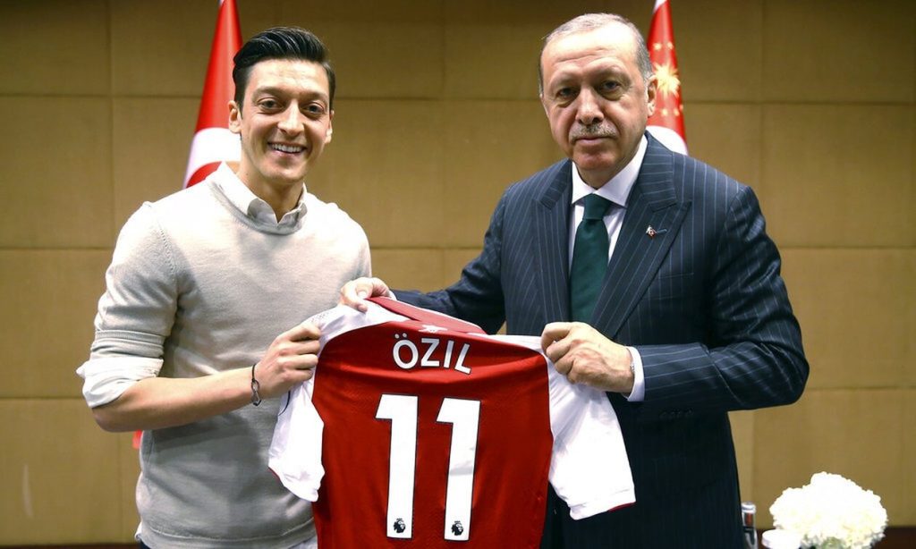 Ο Μ.Οζίλ σταμάτησε το ποδόσφαιρο για να ασχοληθεί με την πολιτική – Θα είναι «συμπαίκτης» του Ρ.Τ.Ερντογάν