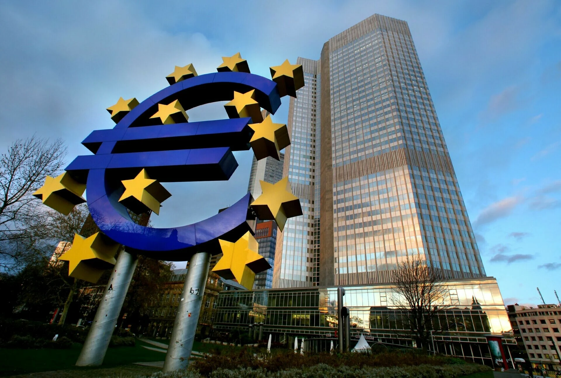«Συγκρούσεις» για τα επιτόκια στην ΕΚΤ – Στο στόχαστρο η Κριστίν Λαγκάρντ
