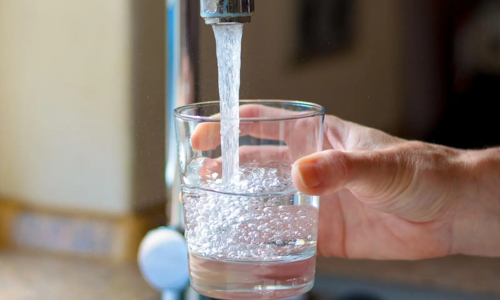 Νερό μετά το γεύμα: Διευκολύνει ή δυσκολεύει την πέψη;