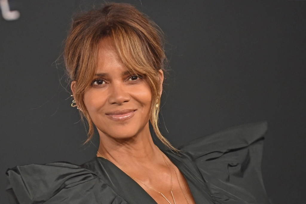 Η Χάλι Μπέρι πίνει… γυμνή κρασί στο μπαλκόνι της και «αναστατώνει» – «Κάνω ό,τι θέλω» (φώτο)