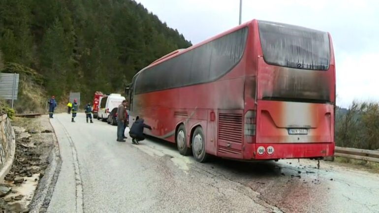Η στιγμή που το λεωφορείο στην Εγνατία που μετέφερε 52 μαθητές παίρνει φωτιά (βίντεο)