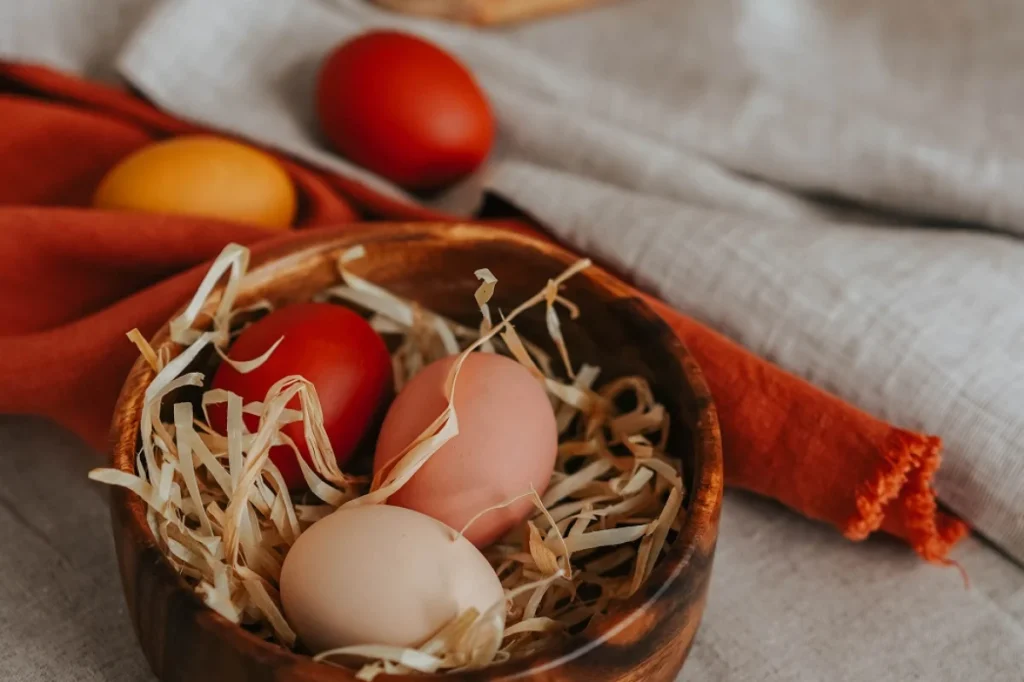 Πασχαλινά αυγά: Πώς να φτιάξετε μόνοι σας φυσικές βαφές