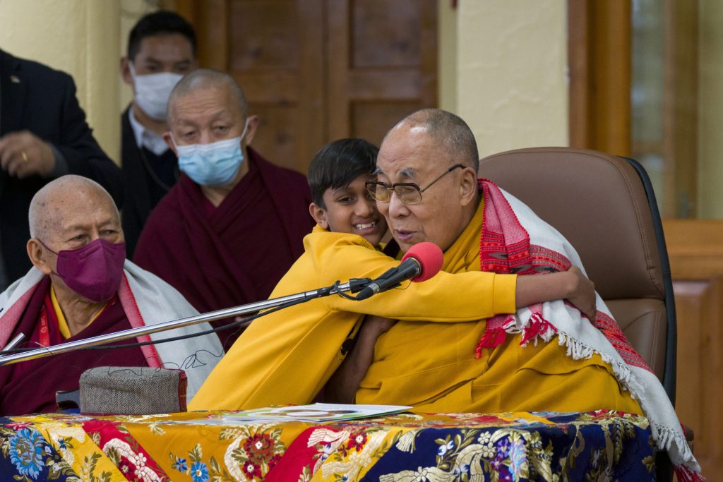 Σάλος με τον Δαλάι Λάμα: Ζήτησε από παιδί να «ρουφήξει τη γλώσσα του»