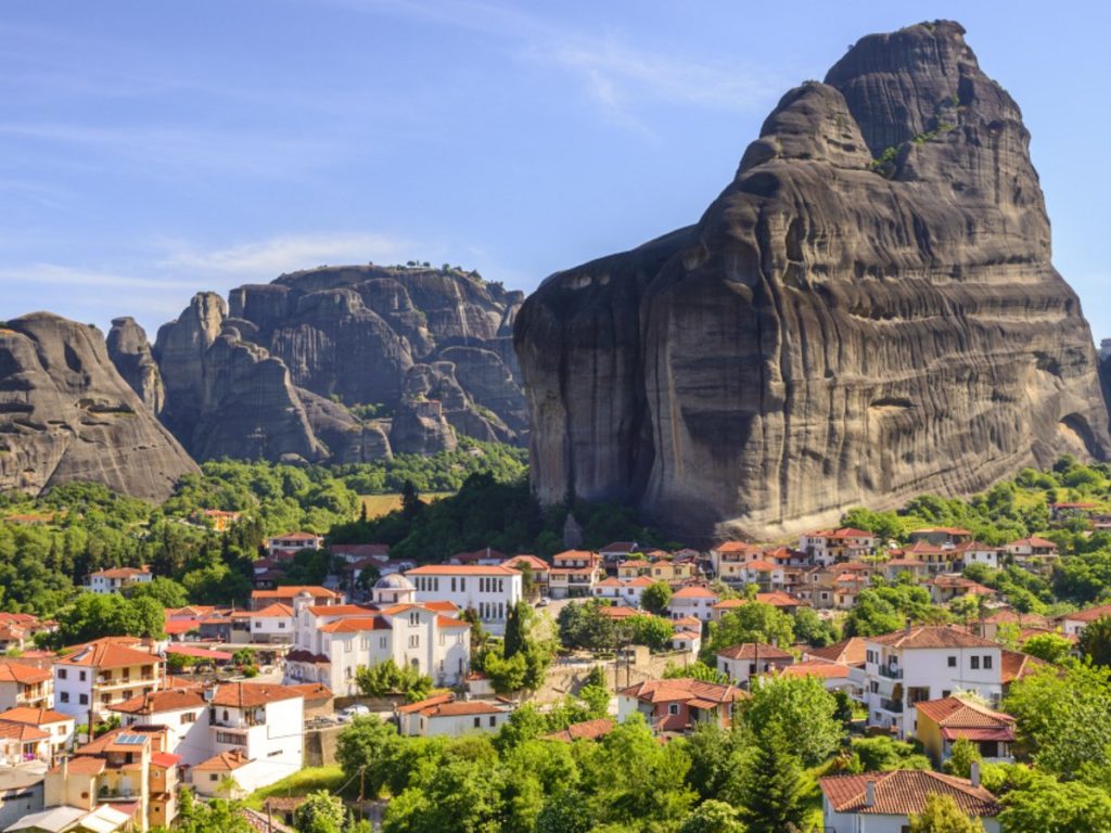 Καστράκι: Το γραφικό χωριό που απολαμβάνει τα Μετέωρα σε όλο τους το μεγαλείο (φώτο)