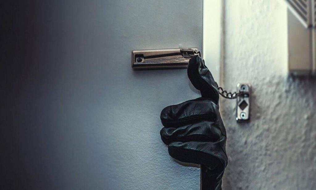 Αυτό είναι το λάθος που κάνουμε οι περισσότεροι όταν ένας διαρρήκτης επιχειρεί να μπει στο σπίτι μας (βίντεο)