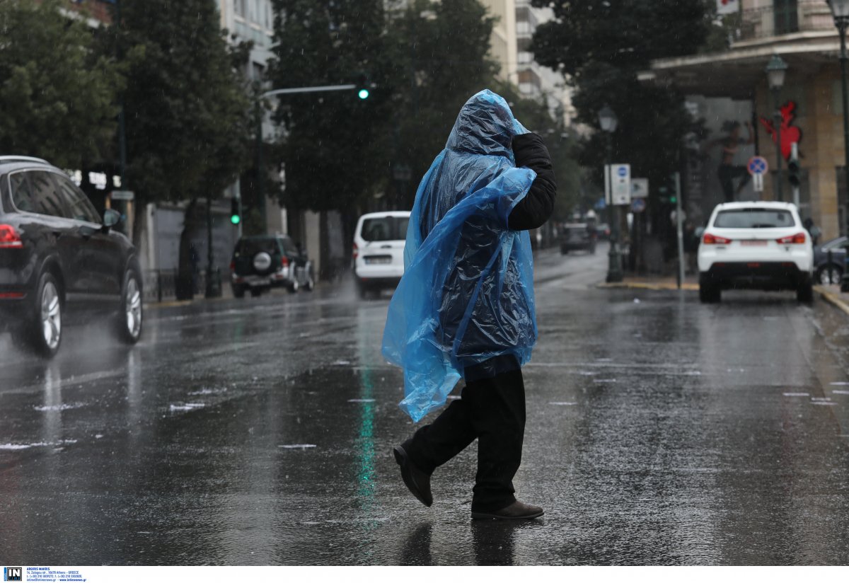 «Τρελάθηκε» ο καιρός: Ρίχνει χαλάζι στο κέντρο της Θεσσαλονίκης (βίντεο)