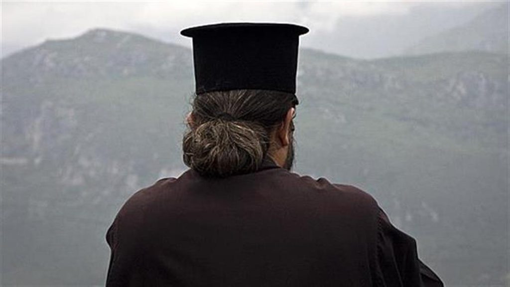 Άρτα: Ιερέας «πιάστηκε στα χέρια» με τον νέο σύντροφο της παπαδιάς – Κατέληξαν στο Τμήμα