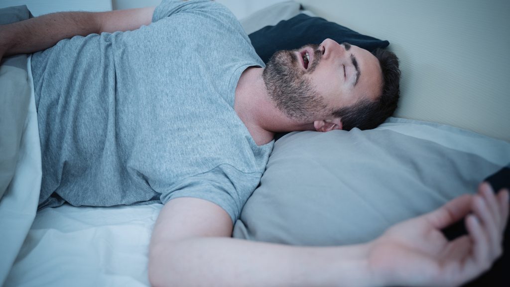 Νέα μελέτη: Η άπνοια ύπνου μπορεί να έχει επιπτώσεις στην υγεία του εγκεφάλου των ανδρών μέσης ηλικίας