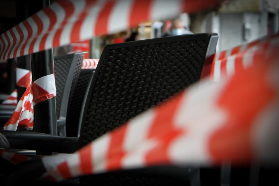 Δήμος Αθηναίων: Τριήμερο «λουκέτο» σε 10 καταστήματα εστίασης για παράνομα τραπεζοκαθίσματα