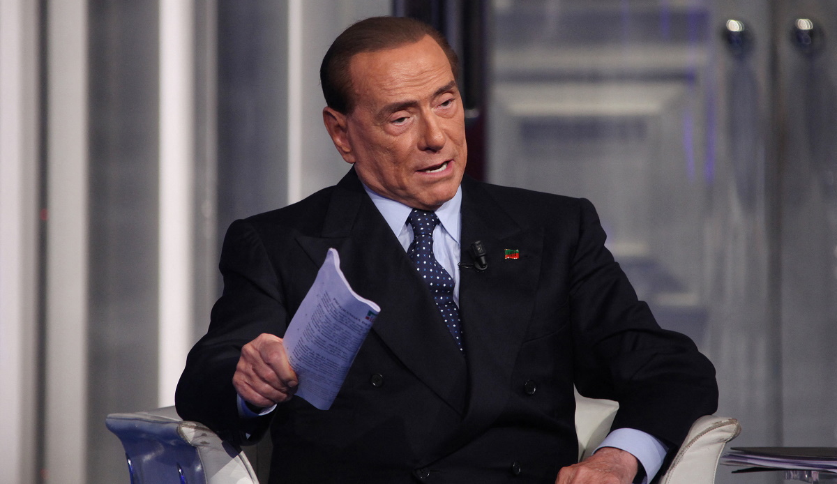 Τα νεότερα για την υγεία του Σ.Μπερλουσκόνι – «Για πρώτη φορά μπόρεσε να μείνει καθιστός»