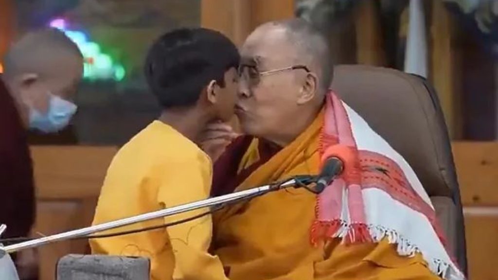 Δαλάι Λάμα: Δεν σταματούν οι αντιδράσεις για το βίντεο που φιλά αγόρι στο στόμα (βίντεο)