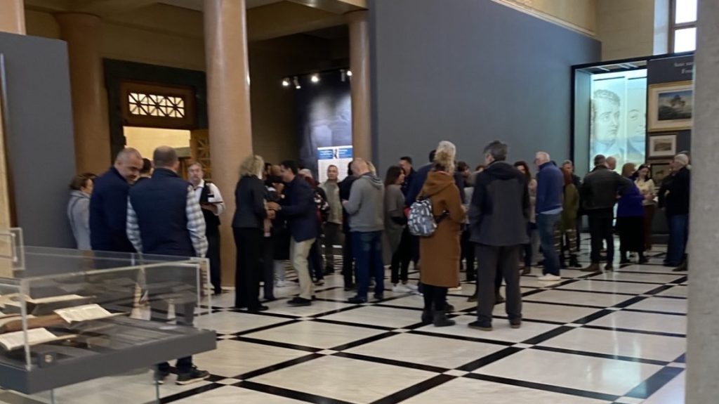 Παράσταση διαμαρτυρίας των υπαλλήλων της Βουλής στο περιστύλιο του κοινοβουλίου