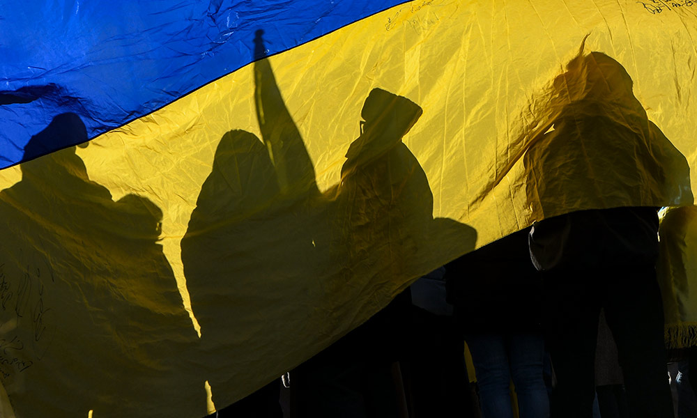 Βίντεο: Ακραίοι Ουκρανοί φωνάζουν στους πιστούς έξω από ορθόδοξες εκκλησίες να ετοιμάσουν βαλίτσες και να πάνε στην Ρωσία!