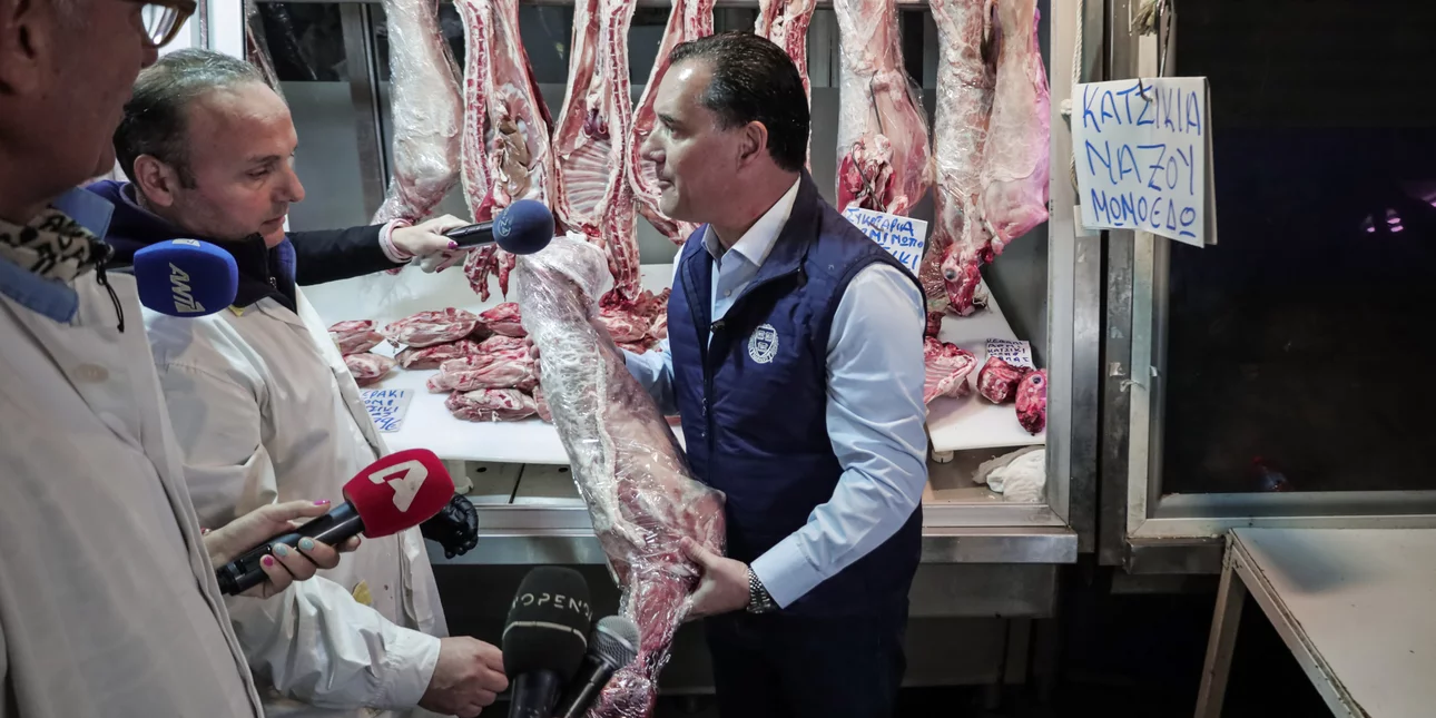 Επικοινωνιακό show από Α.Γεωργιάδη με ένα αρνί… αγκαλιά: «Οι τιμές είναι χαμηλές και οφείλεται σε εμένα»!