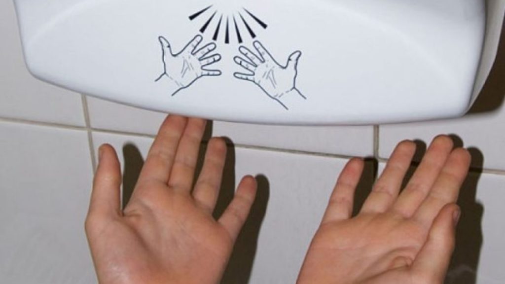 Στεγνωτήρας χεριών: Αυτός είναι ο «άγνωστος» κίνδυνος – «Οι πετσέτες μιας χρήσης διασπείρουν τα λιγότερα μικρόβια»