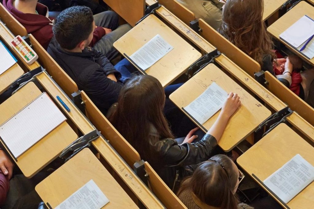 Σάλος με την «υπηρεσία» εταιρειών σε φοιτητές – Αναλαμβάνουν εργασίες και τις χρεώνουν μέχρι και… 3.000 ευρώ