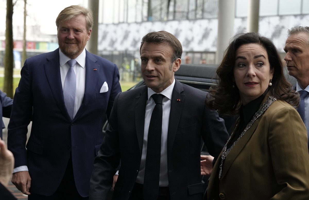 Η φρουρά του Ε.Μακρόν «γκρέμισε» άνδρα που προσπάθησε να τον πλησιάσει στο Άμστερνταμ (βίντεο)