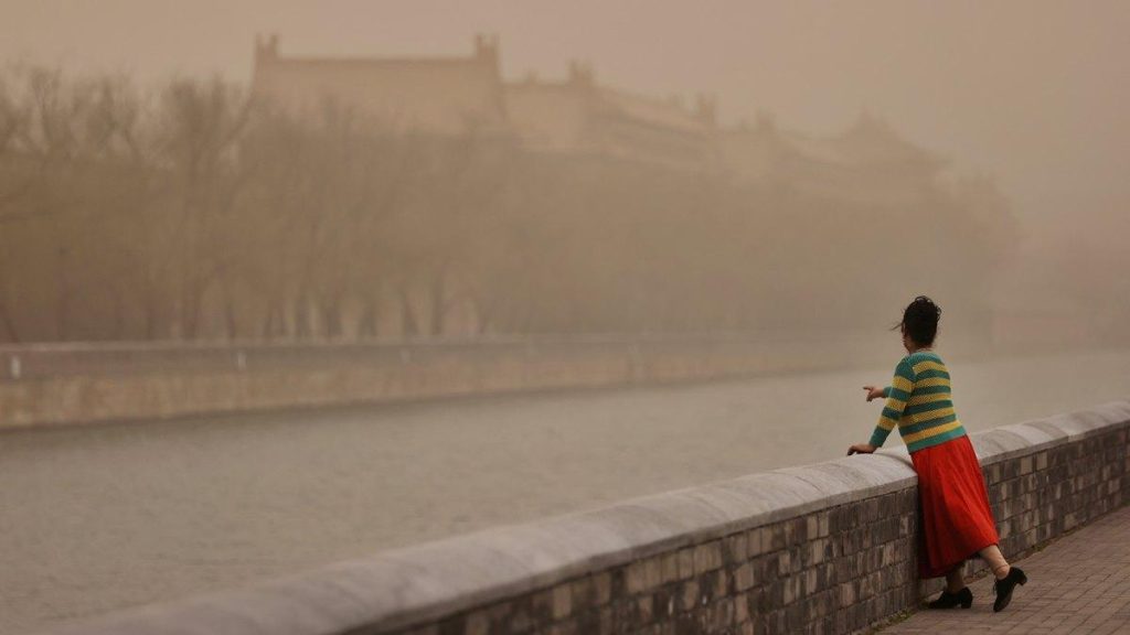 Σφοδρή αμμοθύελλα στο Πεκίνο: «Μείνετε σπίτι» συμβουλεύουν οι αρχές (βίντεο)