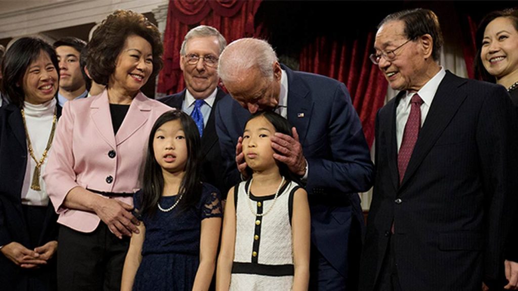 Βίντεο: Η «χαρά» του Μπάιντεν και οι «χαριεντισμοί» με μικρά κοριτσάκια προβληματίζει ιδιαιτέρως…