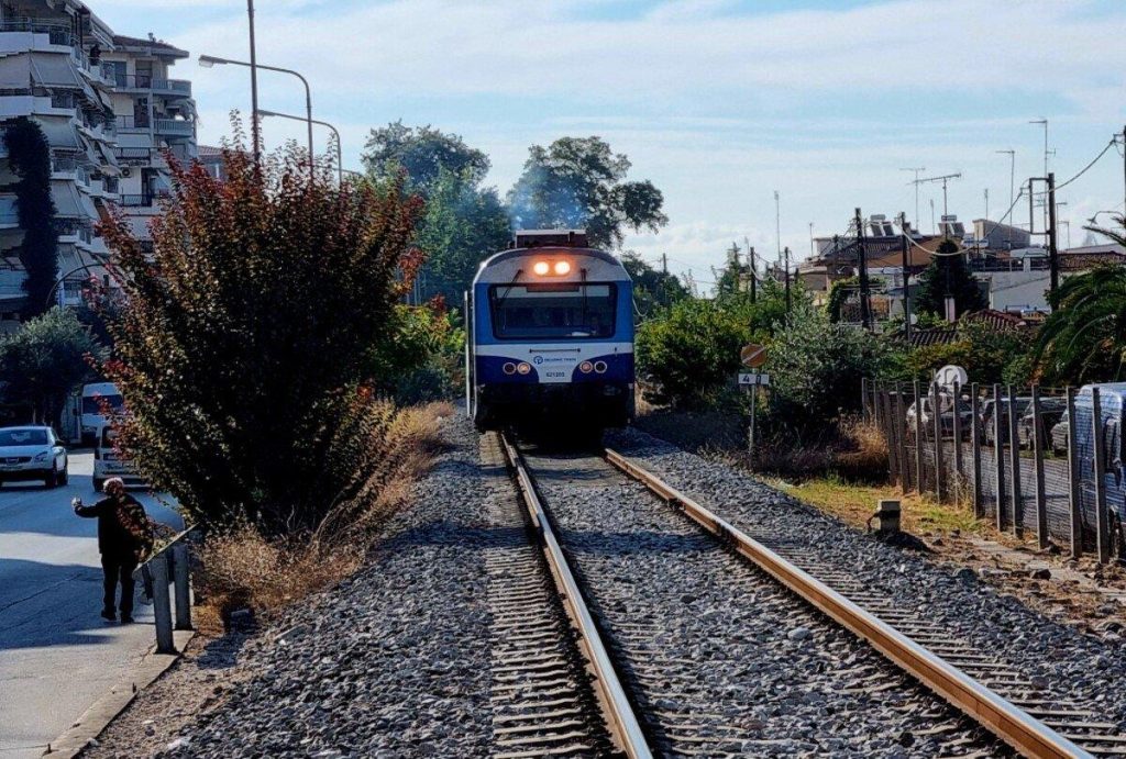 Tρένο στα Τρίκαλα περνά από διαβάσεις χωρίς να κατεβαίνουν οι μπάρες (βίντεο)