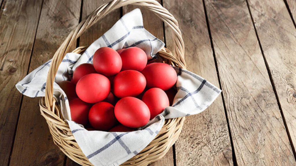 Πασχαλινά αυγά: Τα δύο βασικά μυστικά για να μην σπάσουν στο βράσιμο