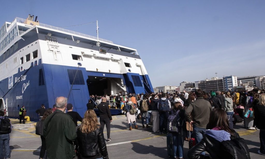«Όπου φύγει φύγει» οι αδειούχοι του Πάσχα: Γεμάτα φεύγουν τα πλοία από το λιμάνι του Πειραιά