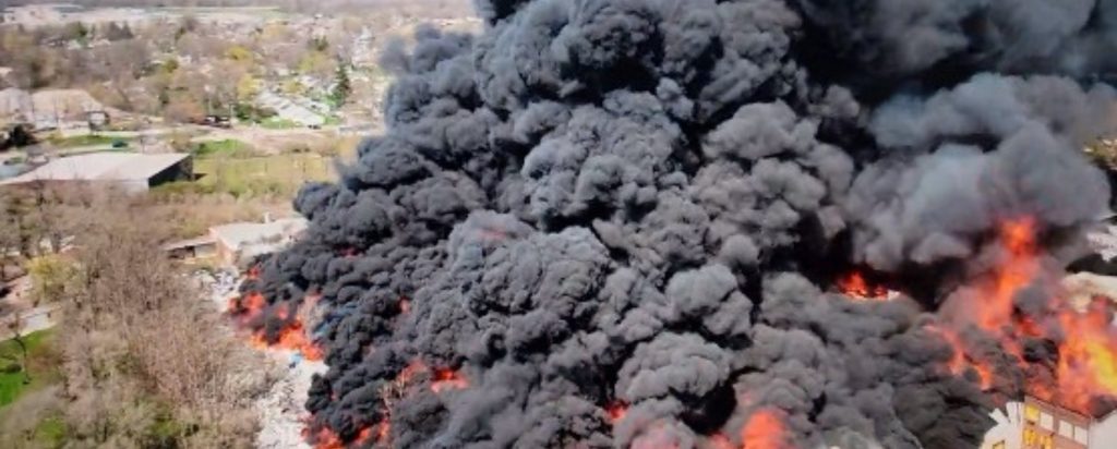 ΗΠΑ: Μεγάλη πυρκαγιά σε χώρο αποθήκευσης πλαστικών- Τοξικό νέφος πάνω από το Ρίτσμοντ