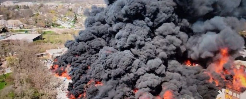 ΗΠΑ: Μεγάλη πυρκαγιά σε χώρο αποθήκευσης πλαστικών- Τοξικό νέφος πάνω από το Ρίτσμοντ