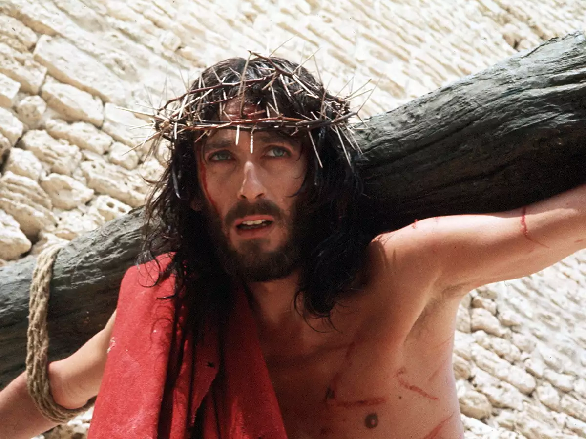 «Ο Ιησούς από τη Ναζαρέτ»: Πόσους μήνες διήρκεσαν τα γυρίσματα; – Ρ.Πάουελ: «Στη σκηνή της Σταύρωσης ήμουν νευρικός»