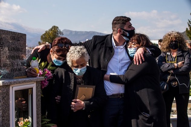 Γιώργος Καραϊβάζ: «Λυγίζει» η σύζυγός του – «Δεν με άφηναν να τον πλησιάσω να τον αγκαλιάσω»