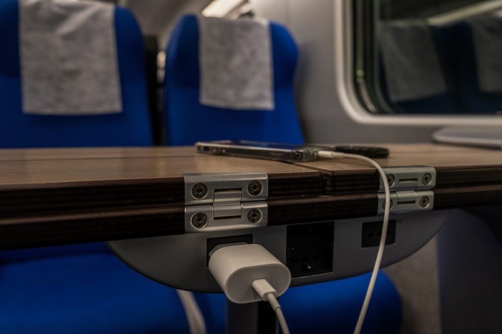 Αυτός είναι ο λόγος που δεν πρέπει να φορτίζουμε το κινητό σε δημόσιες θύρες USB