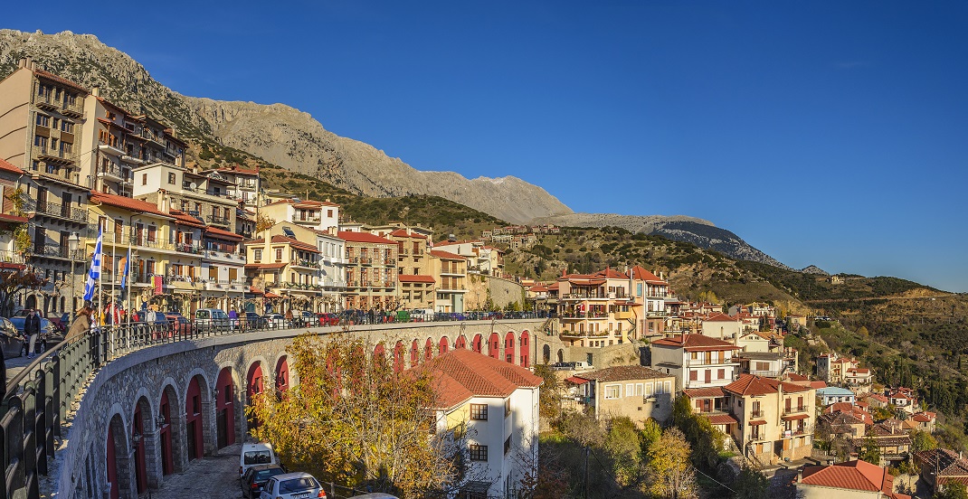 Αράχωβα: Πάσχα στο πιο κοσμοπολίτικο χωριό της Ελλάδας – Έχει 35 εκκλησίες