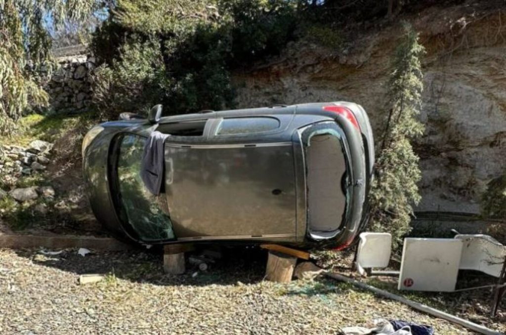 Σύρος: Αυτοκίνητο έπεσε από γκρεμό… 10 μέτρων – Απεγκλωβίστηκε και μεταφέρθηκε στο νοσοκομείο ο οδηγός (φωτό)