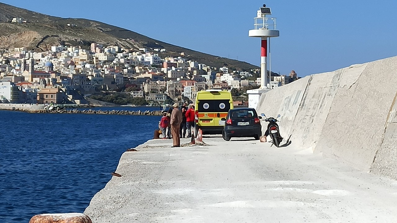 Σύρος: Σταμάτησαν οι έρευνες μετά τις αναφορές για εντοπισμό σορού παιδιού στο λιμάνι της Ερμούπολης (φωτό) (upd)