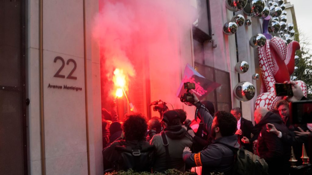 Οργή στη Γαλλία του Ε.Μακρόν: Διαδηλωτές «μπούκαραν» στα γραφεία της «Louis Vuitton» (βίντεο)