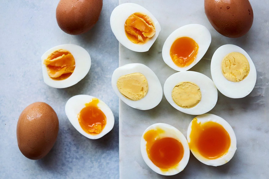 Αυγά: Τι χρώμα πρέπει να έχει ο κρόκος; – Ποιοι παράγοντες μπορεί να τον επηρεάσουν