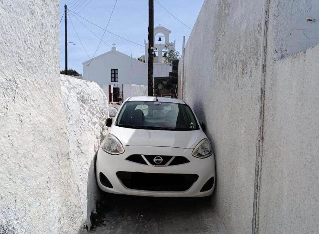 Σαντορίνη: Απίθανη γκάφα οδηγού στη Μεσαριά – Σφήνωσε με το αυτοκίνητο (φώτο)