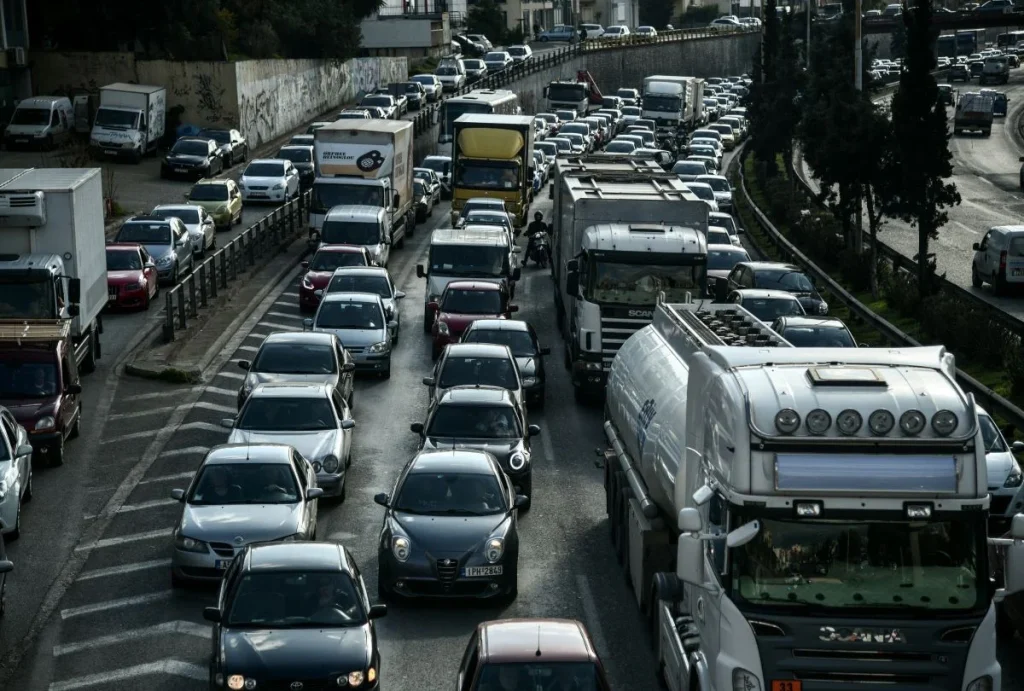 Κυκλοφοριακό «κομφούζιο» στην Αθηνών – Κορίνθου λόγω της εξόδου των εκδρομέων για το Πάσχα