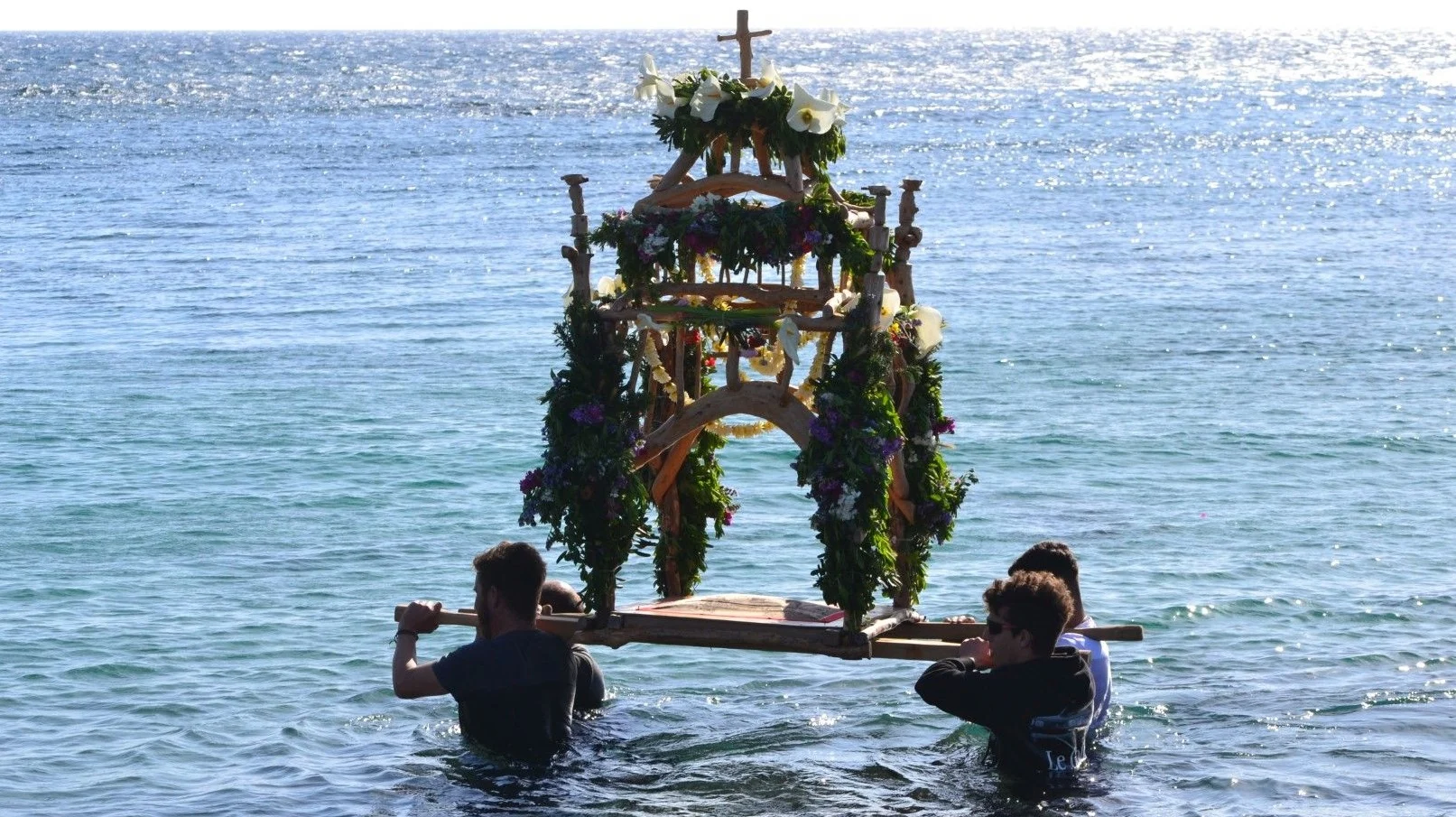 Νάξος: Η ξεχωριστή περιφορά του Επιταφίου μέσα στη θάλασσα (βίντεο)