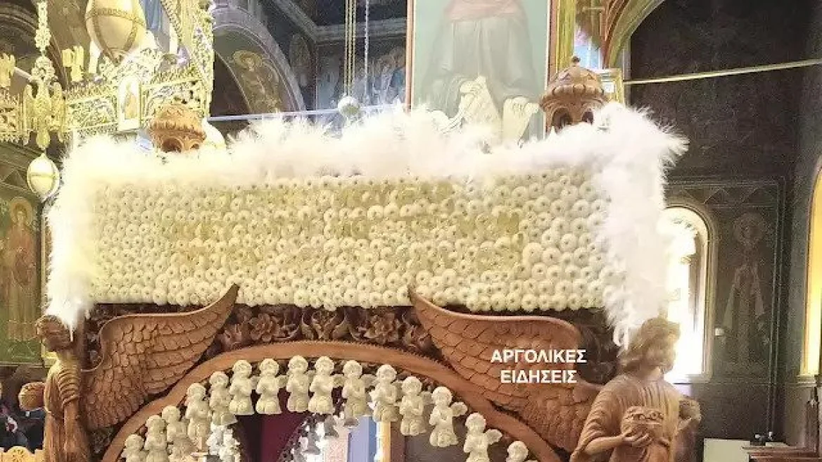 Επιτάφιος με 57 αγγελάκια στο Χιλιομόδι για τα θύματα του εγκλήματος των Τεμπών (φωτο)