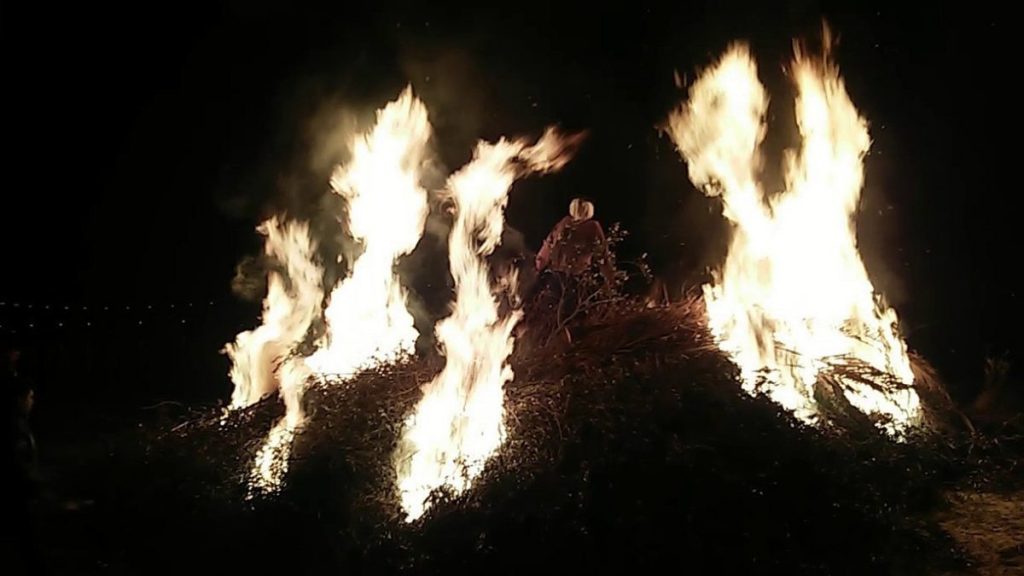 Μεγάλη Παρασκευή στην Ξάνθη: Αναβίωσε το κάψιμο του Ιούδα (βίντεο)
