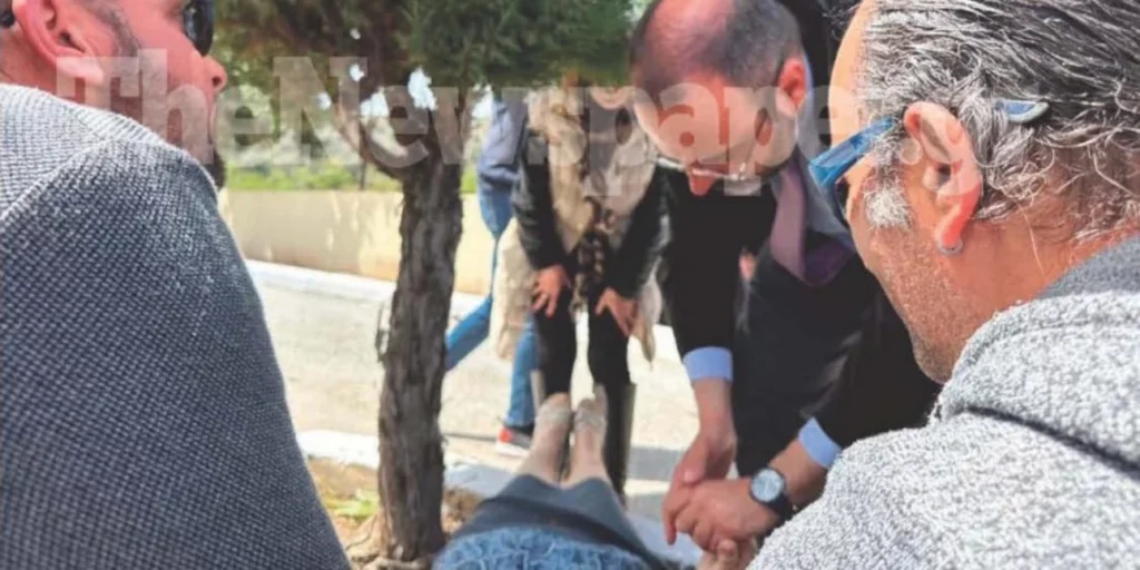 Βόλος: Ο βουλευτής Κ.Μαραβέγιας προσφέρει τις πρώτες βοήθειες σε ηλικιωμένη που κατέρρευσε στον Επιτάφιο (φωτό)