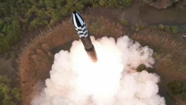 Βόρεια Κορέα: Επιβεβαιώνει πως εκτόξευσε διηπειρωτικό βαλλιστικό πύραυλο στερεού καυσίμου